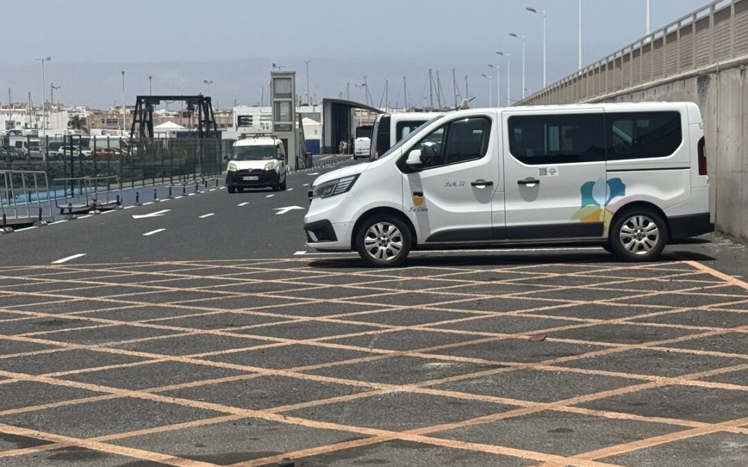 Reserva tu traslado privado desde el puerto de Corralejo: tarifas y vehículos 2026